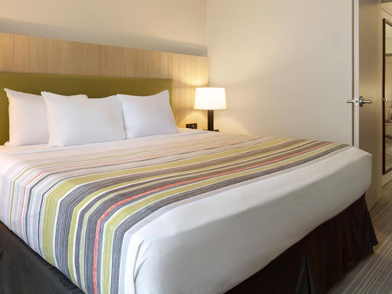 Country & By Radisson, Clinton, Ia Hotel