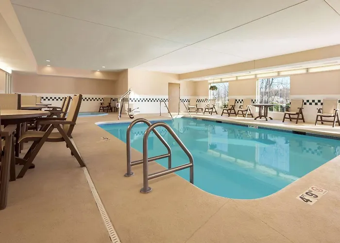 Country Inn & Suites By Radisson, Clinton, Ia