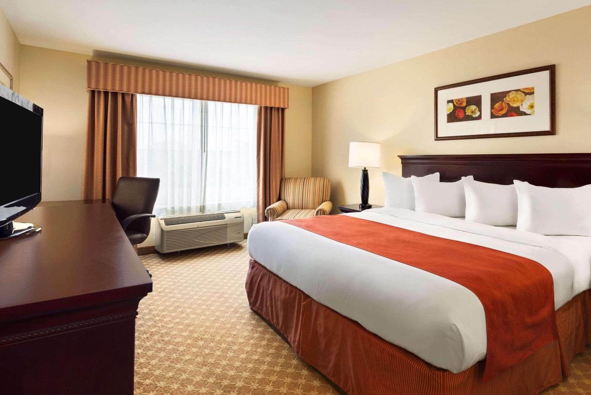 Country & By Radisson, Clinton, Ia 3*