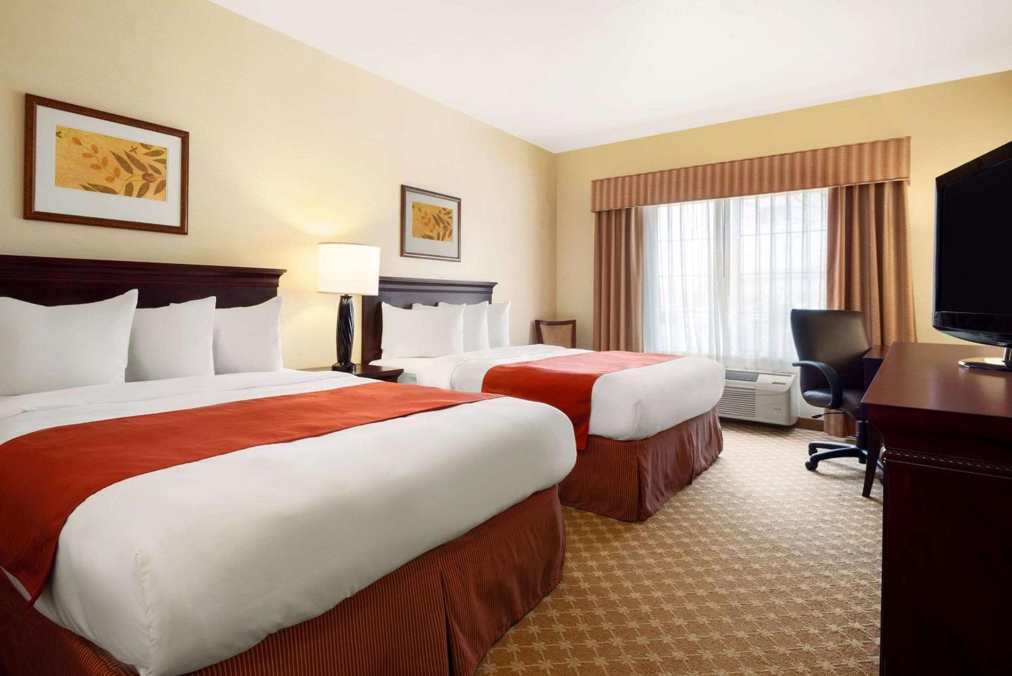 Country & By Radisson, Clinton, Ia 3*